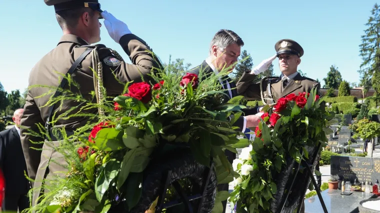 Trideset godina vojske: Državni vrh položio je vijence  spomen na sve preminule sudionike Domovinskog rata