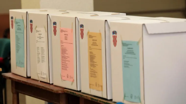 Bira se 56 gradonačelnika i 87 načelnika, a drugi krug održava se u 432 grada i općine