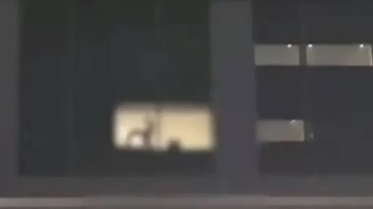 &Scaron;okirani vjernici snimili vatreni klinč na prozoru hotela: 'Izgledali su kao zvijer sa 4 noge'