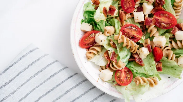 Specifična ljetna salata idealna za vruće dane: Dru&scaron;tvene mreže otkidaju za ovim &scaron;arenilom boja