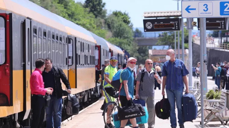 Veselje na kolodvoru: U Split stigla najveća skupina turista ove godine! Turisti iz Če&scaron;ke, Slovačke i Mađarske stigli su vlakom