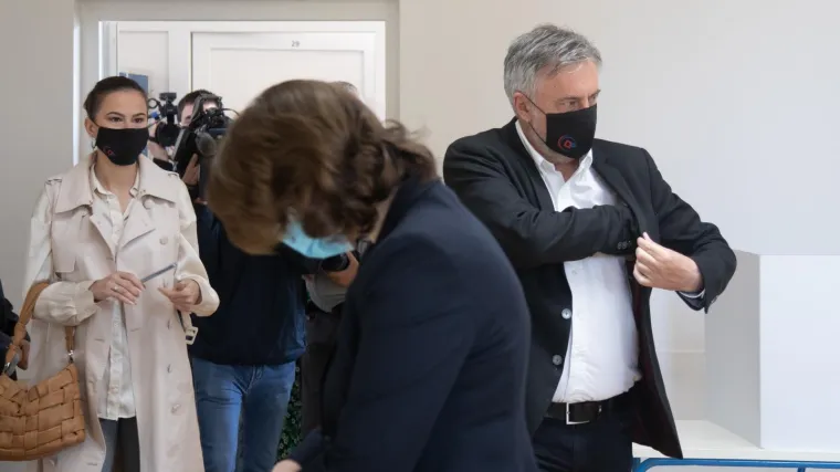 Na birali&scaron;ta počeli stizati kandidati. Među prvima je glasao Miroslav &Scaron;koro