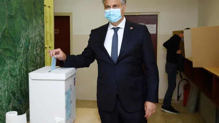 FOTOGALERIJA I predsjednik Vlade glasao, kamere su zabilježile i njegov izlazak na glasačko mjesto