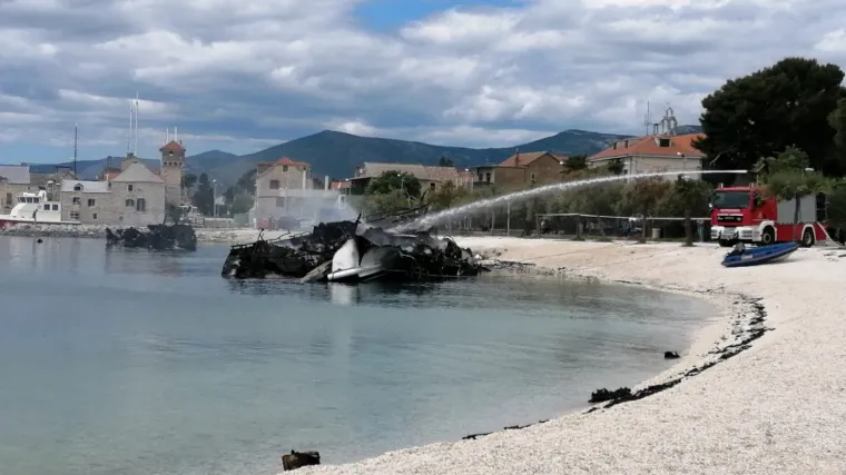 Ovako jutro poslije izgledaju brodovi koji su gorjeli u velikom požaru u Ka&scaron;tel Gomilici