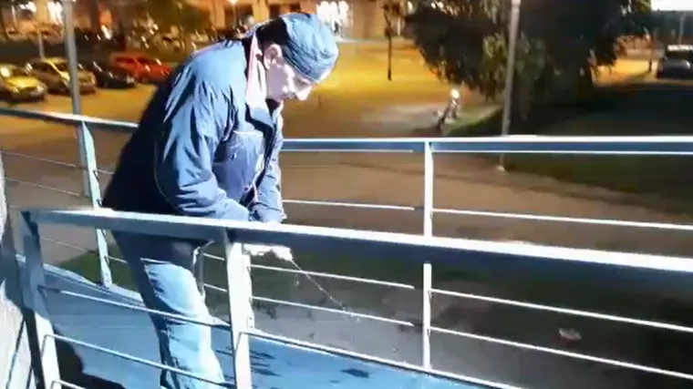 VIDEO Incident kod stožera Možemo! Mu&scaron;karac poku&scaron;ao napasti za&scaron;titare pa polio rampu benzinom i zapalio