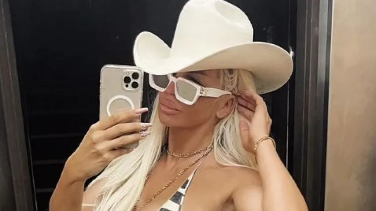 Karleuša u čudnoj opravici izložila golu stražnjicu - a i ogromne grudi je pustila da dišu