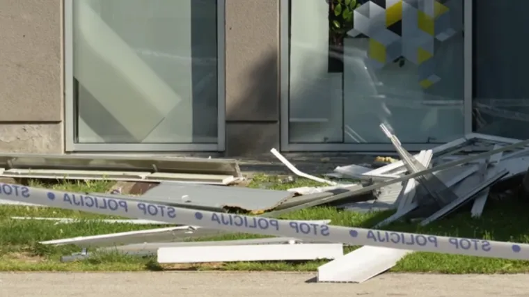 Svi detalji drame na Lani&scaron;tu: Eksplodirala naprava pred vratima optuženog za &scaron;verc droge i palež automobila. Iz zgrade evakuirano 50-ak ljudi