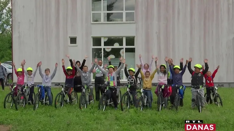 Zagrebački gimnazijalci prikupili i zaradili novac i osnovcima u Glini kupili 28 bicikala i igračke. Pogledajte reakcije