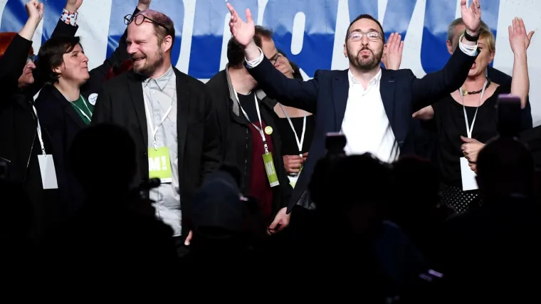 FOTO Najbolje fotografije pobjednika u izbornoj noći! Toma&scaron;ević slavio sa suprugom Ivom, roditeljima i bratom