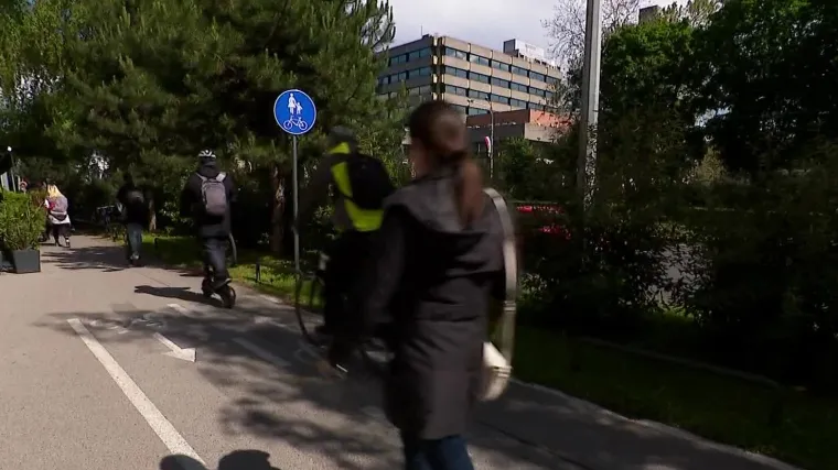 Pje&scaron;aci u strahu od sve vi&scaron;e biciklista i romobila, oni ljuti jer nema staza, policija priprema novi zakon. Potraga istražuje kako rije&scaron;iti sve veći kaos u prometu