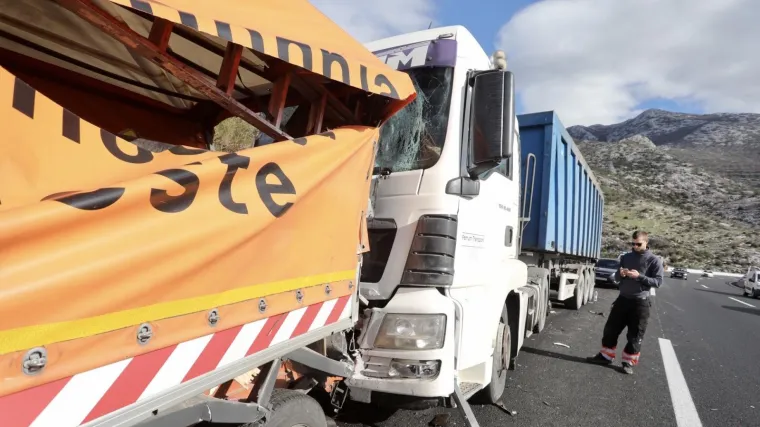 Tipkao na mobitel i kamionom naletio na ophodarsko vozilo: Jedan radnik preminuo, drugi je te&scaron;ko ozlijeđen