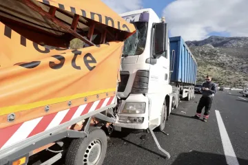 Tipkao na mobitel i kamionom naletio na ophodarsko vozilo: Jedan radnik preminuo, drugi je te&scaron;ko ozlijeđen