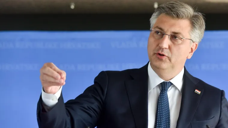 HDZ na Fejsu poručio da su novinari bahati, dociraju premijeru i da Plenković nije u ratu s medijima