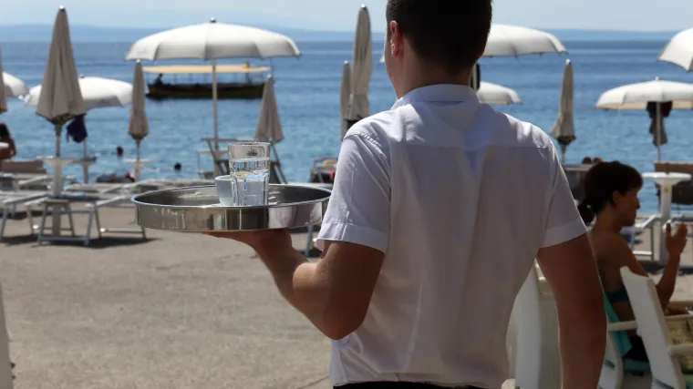 Kako će izgledati turistička sezona pod maskama? Pod povr&scaron;inom vreba veliki problem