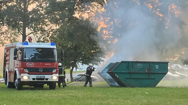 FOTO Gori kontejner na Floraartu, vatrogasci imaju pote&scaron;koća s ga&scaron;enjem vatre
