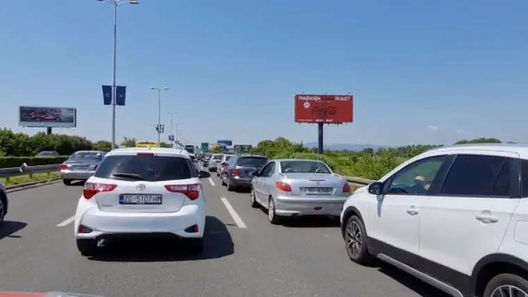 VIDEO Kaos na cestama: Ogromne gužve, promet je usporen, a svi žele na more