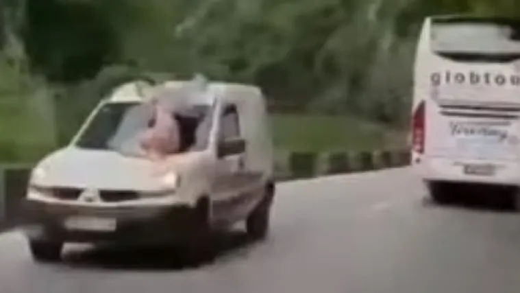 VIDEO Zbog ljubavne svađe vozio polugolu djevojku na haubi opasnom cestom?