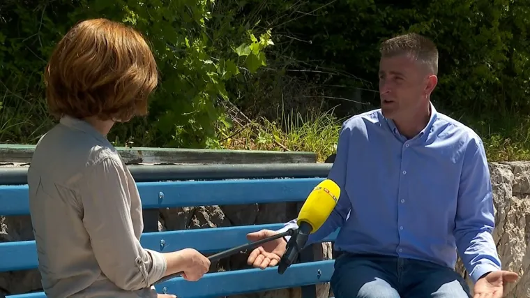 Umjesto lokalne vlasti, stolar popravio klupu i restaurirao gradska vrata: Pred RTL-ovim kamerama nastavlja uređivati Imotski!