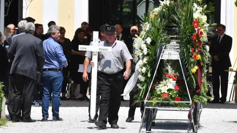 Policija tvrdi da su razgovarali s njim ispred kluba nakon dojava o kršenju mjera