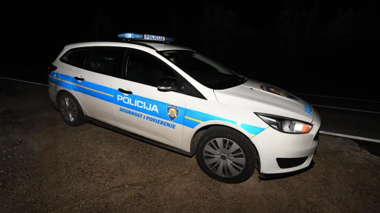 Širi centar grada sinoć je bio pod okupacijom policije, ženi su nanešene teške ozljede