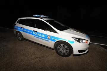 Širi centar grada sinoć je bio pod okupacijom policije, ženi su nanešene teške ozljede