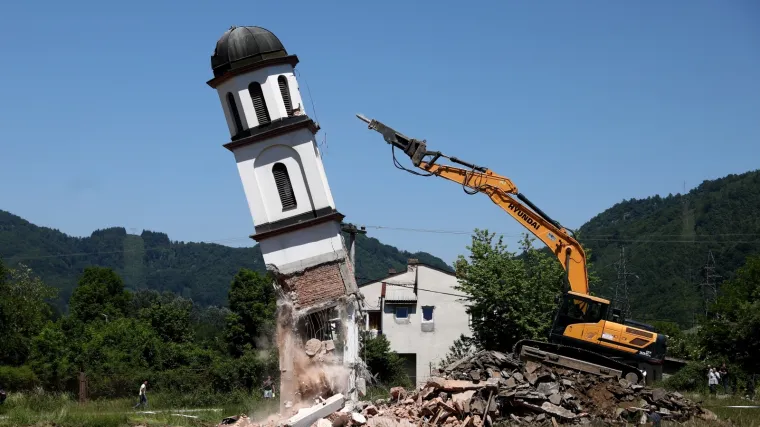 FOTO Nakon gotovo 25 godina, sru&scaron;ena nelegalna pravoslavna crkva u dvori&scaron;tu Fate Orlović: 'Konačno smo dočekali pravdu'