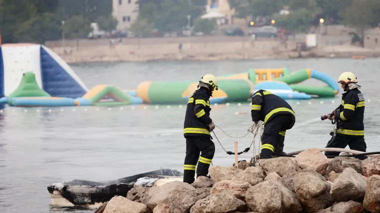 Zapalio se gliser na Krku: Prvo se čula snažna detonacija, a onda se pojavila vatra i gusti dim
