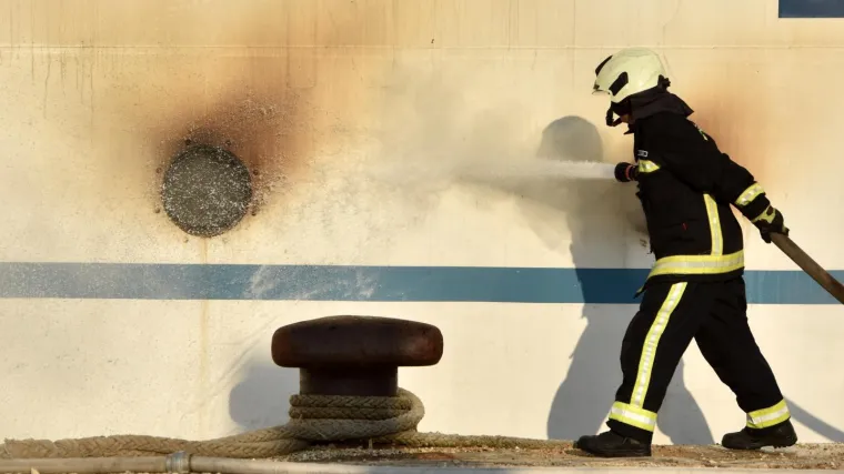 Drama u u hrvatskim teritorijalnim vodama: Izbio požar na ribarskom brodu, posada spa&scaron;ena, nema oneči&scaron;ćenja mora