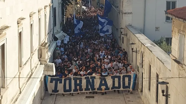 FOTO, VIDEO Ludnica u Zadru: Ulice 'gorile', orila se pjesma navijača! U dvorani umjesto najavljenih 600, nekoliko tisuća navijača