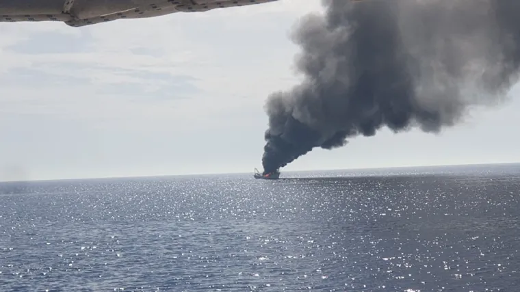 Izbio požar na ribarskom brodu: Mornari skakali u more; Obavijen je gustim crnim dimom, čini se da mu nema spasa