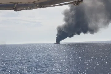 Izbio požar na ribarskom brodu: Mornari skakali u more; Obavijen je gustim crnim dimom, čini se da mu nema spasa