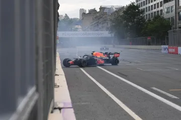 Utrka prekinuta tri kruga prije kraja jer se vozač zabio u zid