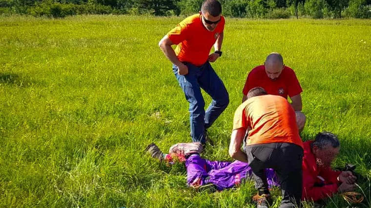 Pri slijetanju stradao paraglajder u Triblju! Zbog sumnje na unutarnje ozljede, prevezen je u bolnicu