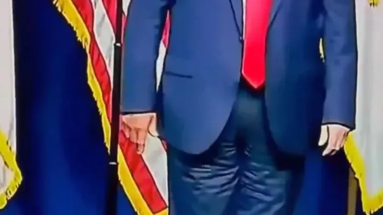Trump je na povratničkom govoru nosio hlače naopako? 'Jedan dan vodi&scaron; državu, drugi si obični starac...'