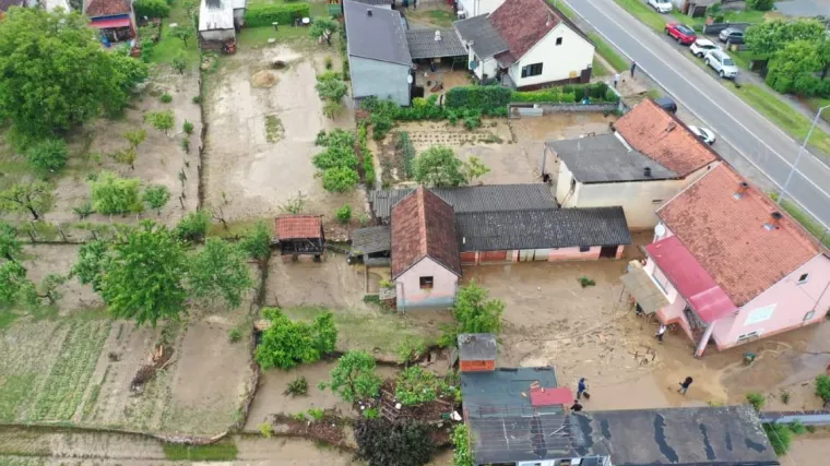 FOTO Pogledajte kako izgleda Požega iz zraka nakon velike poplave: 'Zmije su krenule prema kućama'