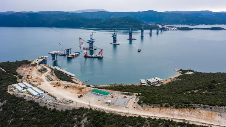 Je li kineski brod s posljednjim dijelovima za Pelje&scaron;ki most u kvaru? Već dva dana pluta  u Otrantskim vratima