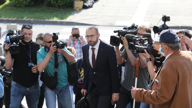 Toma&scaron;ević i ovaj put do&scaron;ao pje&scaron;ice, rekao da stanje nije dobro i objasnio kako će izbjeći 'najcrnji scenarij'