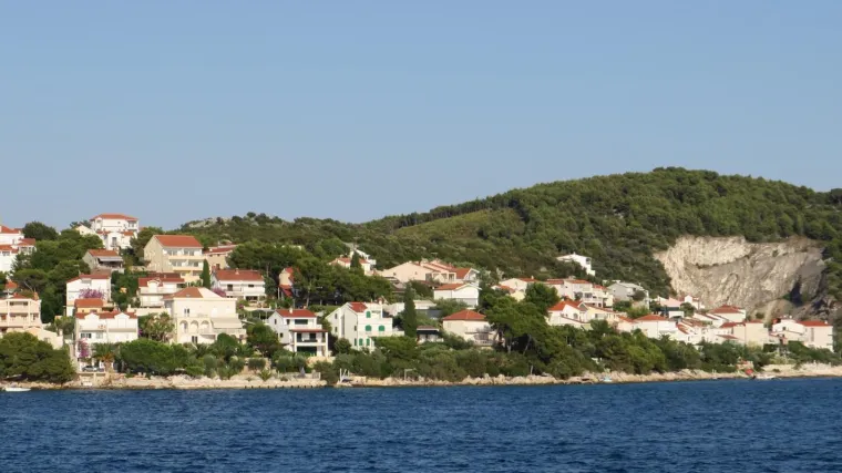 Poljaci gradili niti metar i pol od mora i susjedu sru&scaron;ili zid! Nakon 2 dana stopirani bespravni radovi