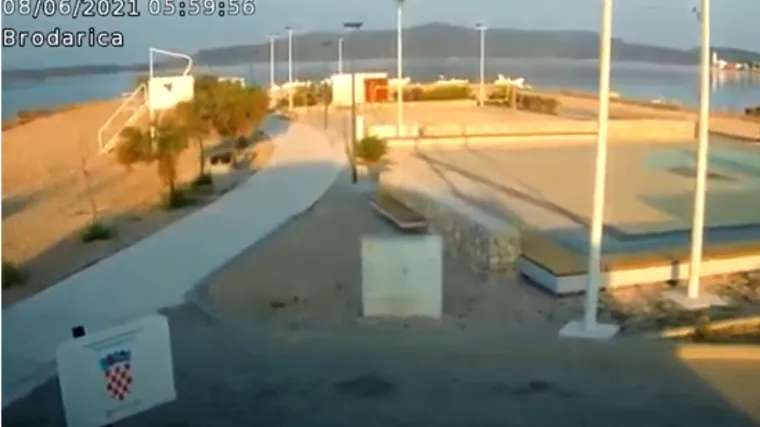 Pogledajte trenutak potresa u Dalmaciji, građani upla&scaron;eni: 'Brutala! Jaka detonacija, tre&scaron;nja... Iskočili iz kreveta'