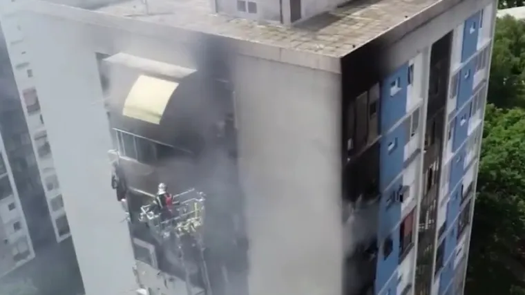 U Trnskom se odvijala prava drama: Požar je zahvatio tri kata, a četvrti je bio pun dima. Spašeno osam osoba, četvero ih je ozlijeđeno