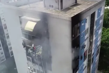 U Trnskom se odvijala prava drama: Požar je zahvatio tri kata, a četvrti je bio pun dima. Spašeno osam osoba, četvero ih je ozlijeđeno