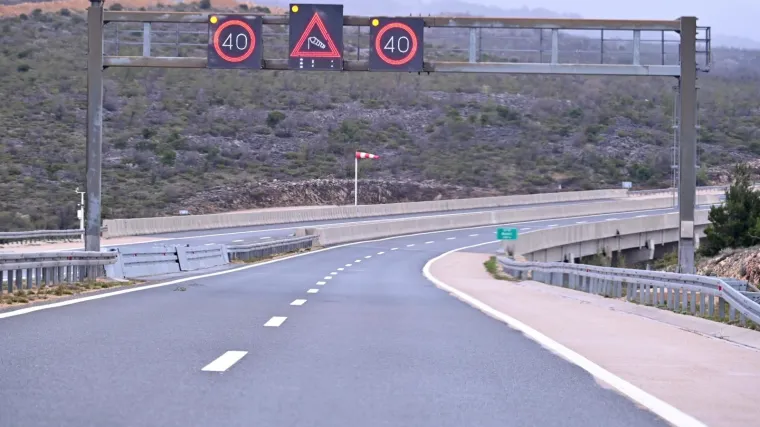 Iz HAK-a pozivaju na oprez, na A3 promet usporen zbog sudara,  vi&scaron;e cesta blokirano nanosima