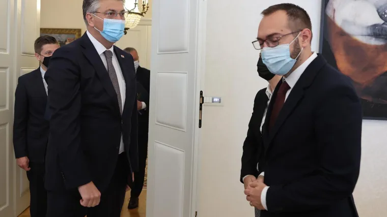 ANKETA Srdačno lupkanje &scaron;akama pa hladan tu&scaron;: Je li Plenković trebao stati pred novinare s Toma&scaron;evićem?