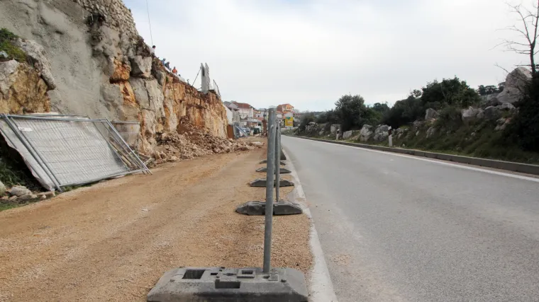 Zbog vjetra na Jadranskoj magistrali zabranjen je promet za autobuse na kat i kamp prikolice