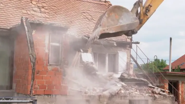'Samo' 446 dana nakon potresa, započelo je prvo ru&scaron;enje kuće u Zagrebu: Zbog sporog procesa Vanđelić proziva Ministarstvo graditeljstva