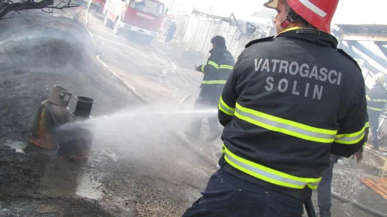 Vatru gasi 10 vatrogasaca; 'Užasno izgleda, crni dim suklja u zrak...'
