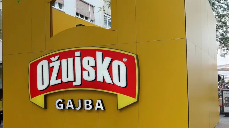 Žuja postavlja veliku gajbu na glavni zagrebački trg
