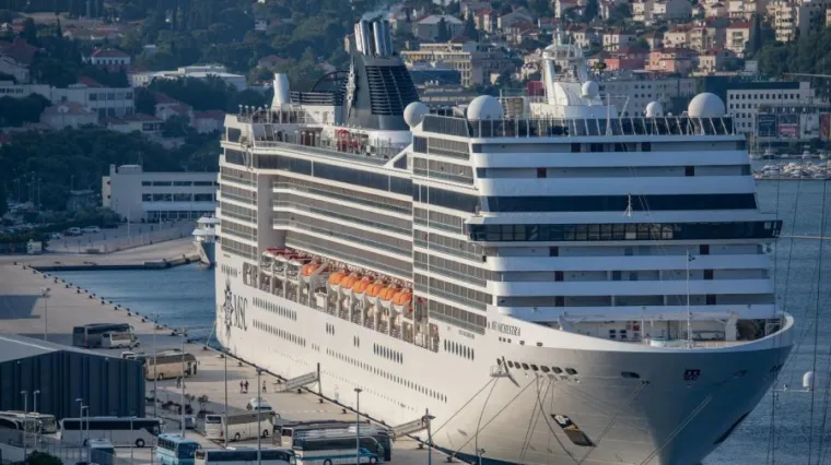 Rigorozne mjere za turiste prvog kruzera koji je nakon vi&scaron;e od godinu dana izazvao opće veselje u Dubrovniku - ne smiju ulaziti u restorane, butige...