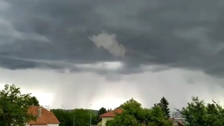 Jako olujno nevrijeme pogodilo Zagreb - Pljuskovi, grmljavina, a padala je čak i tuča