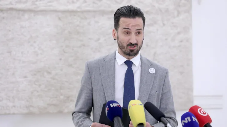 'Što se tiče toga, ostavite nas na miru - mi klečimo jedino ispred Isusa Krista'